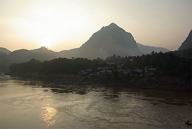 Cr spuscule Sur Nong Khiaw Fleuve Coucher De Soleil Nong Khiaw cr-spuscule-sur-nong-khiaw-fleuve-coucher-de-soleil-nong-khiaw