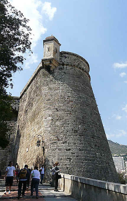 Tour des remparts du rocher