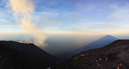 Eruption au sommet du Semeru