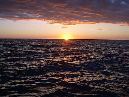 Coucher de soleil sur l'Océan Indien, vu d'une pirogue