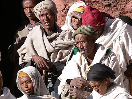 Pélerins à l'église Saint Georges de Lalibela