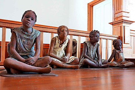 Statue d'enfants dans la chapelle de la plantation