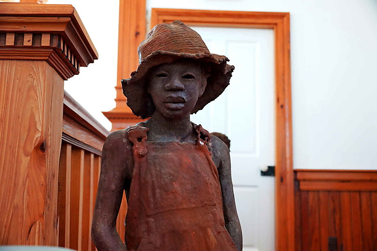 Statue d'enfant dans la chapelle de la Whitney plantation, Louisiane