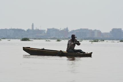 Pêcheur sur la lagune Ebriée a Abidjan