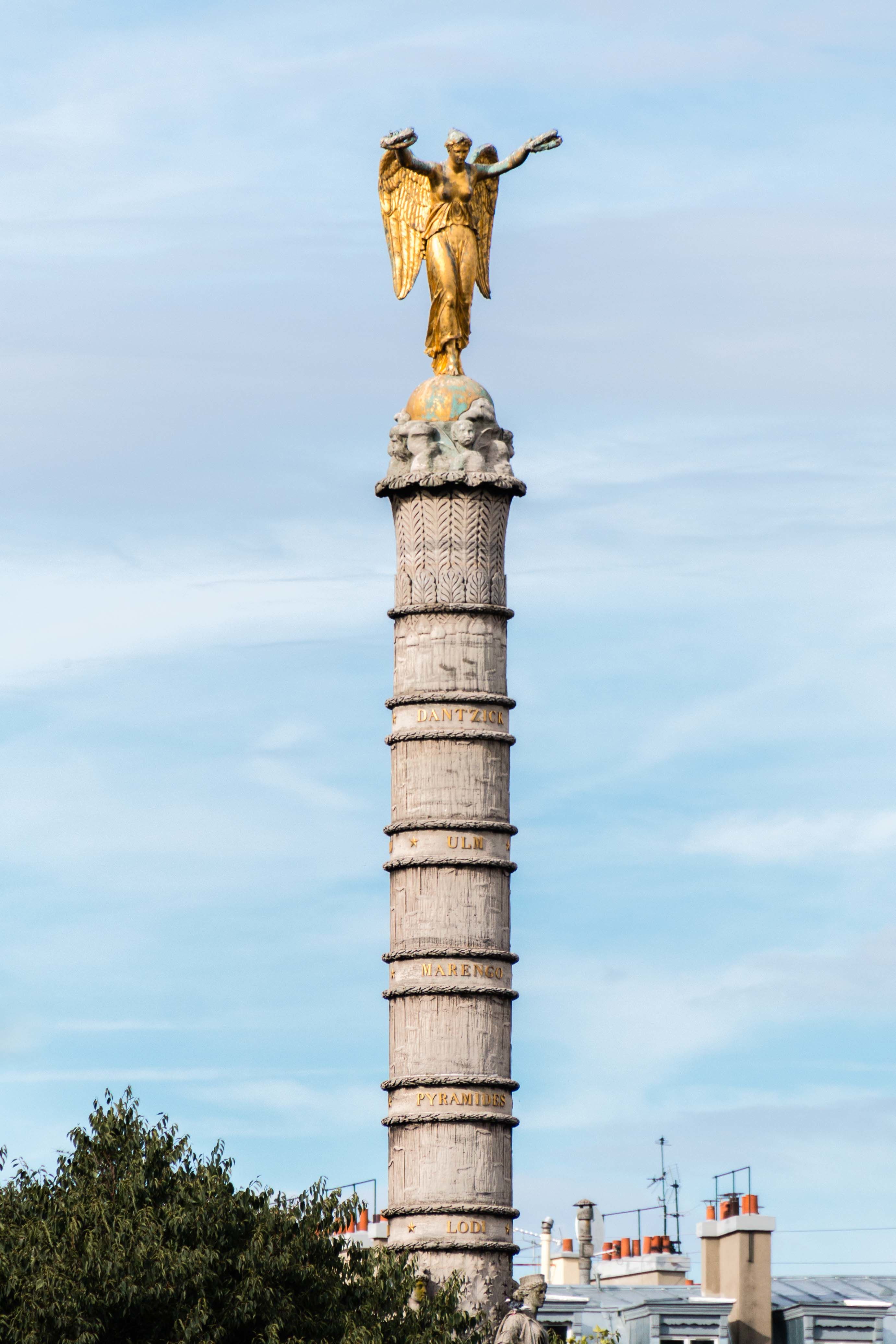 Colonne de la fontaine du Palmier avec la Victoire