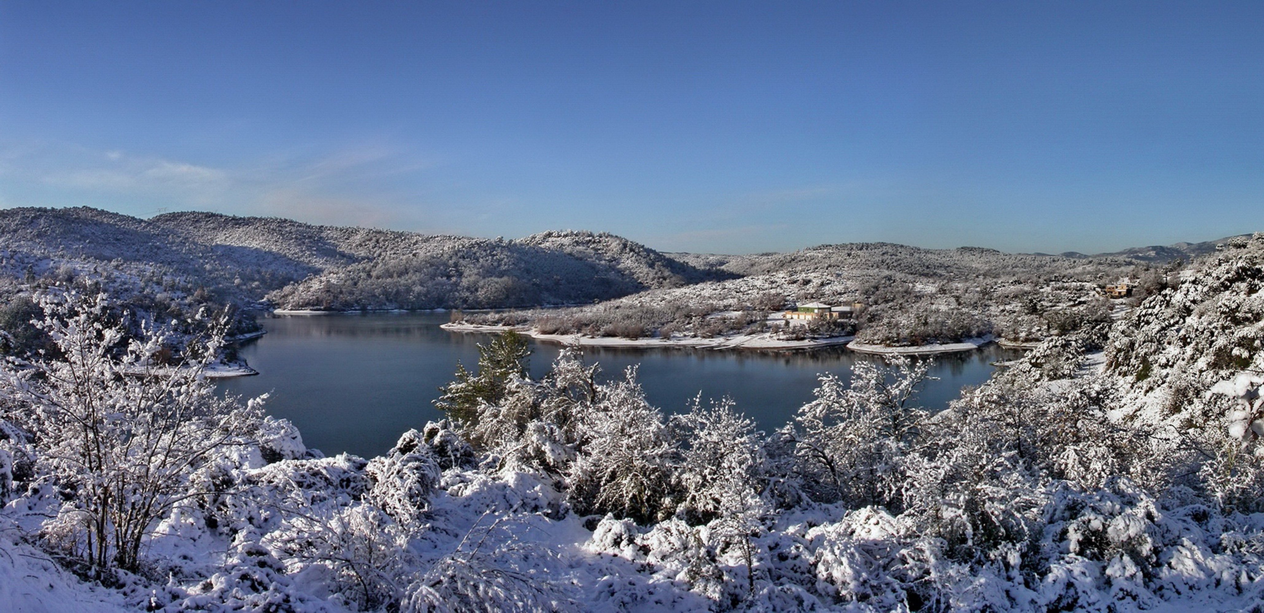 Lac de St-Cassien sous la neige Lac de St-Cassien sous la neige