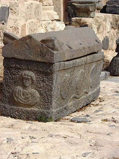 Musée, tombeau en basalte Musée, tombeau en basalte