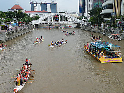 Course de bateaux sur la rivière de Singapour