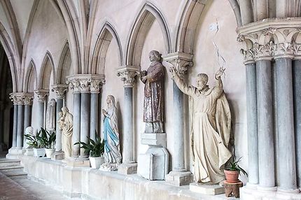 Besançon, Cathédrale St-Jean, Galerie avec statues