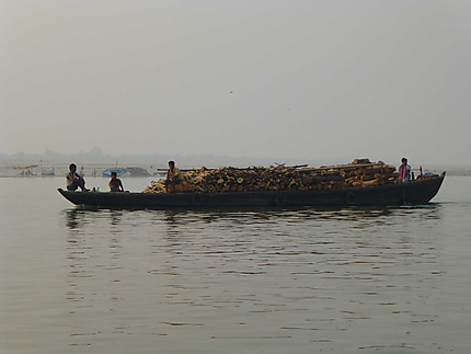 Barque de bois pour les crémations