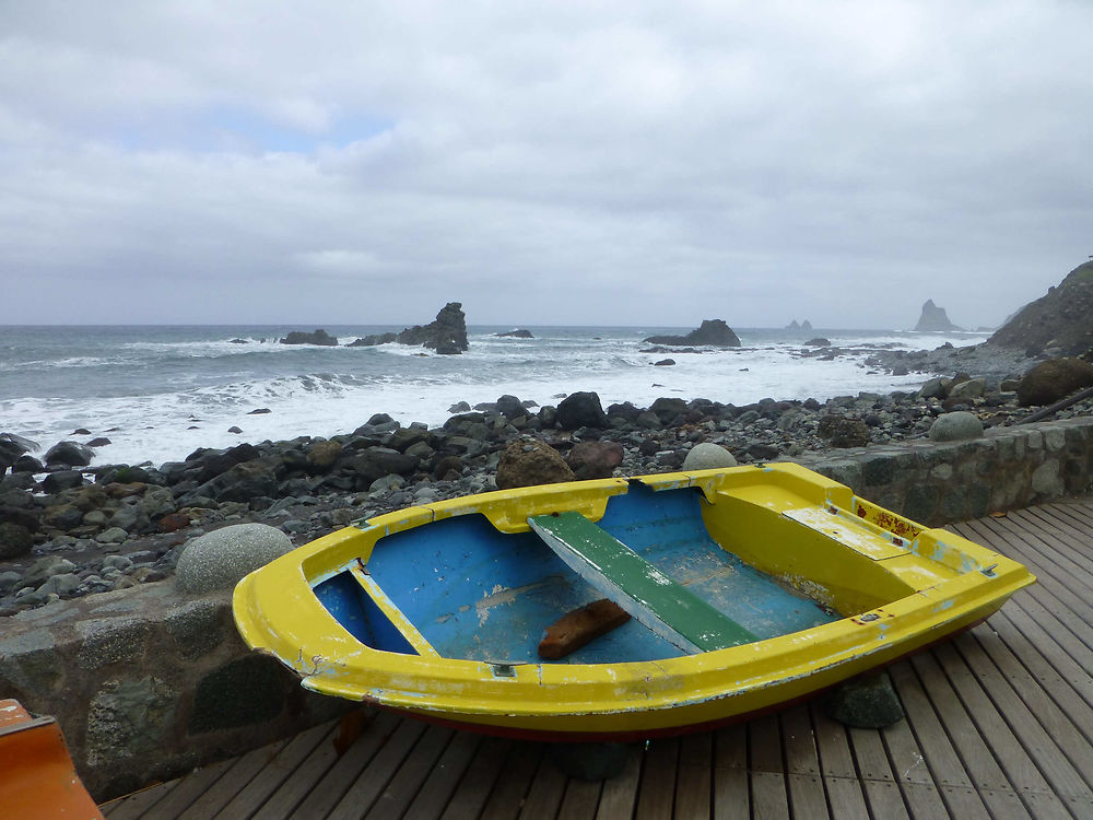 Petite barque à Roques de Anaga