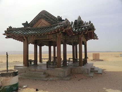 Une pagode chinoise planquée au coeur du désert