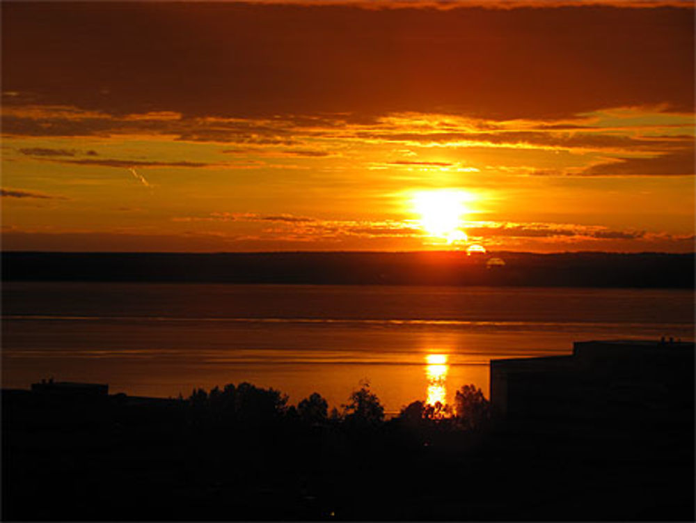 Un coucher de soleil à minuit