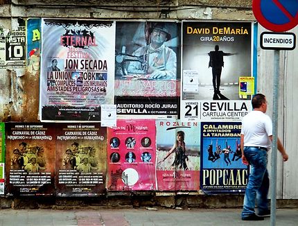 Affiches dans les rues de Séville
