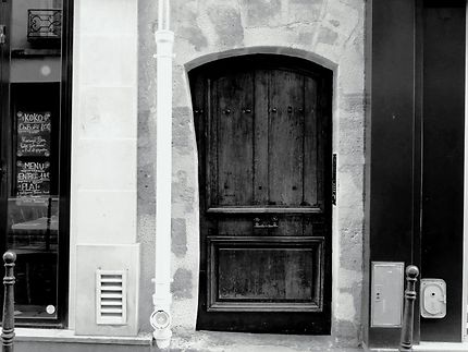 Surprenante vieille porte à Paris