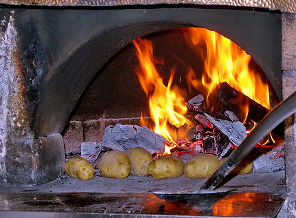 Patates au feu de bois