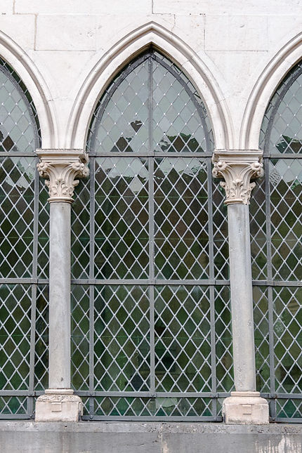 Besançon, Cathédrale St-Jean, Elégantes fenêtres
