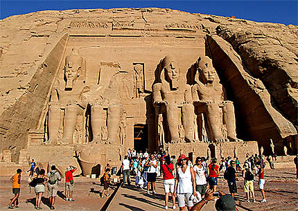Temple d'Egypte sous les touristes