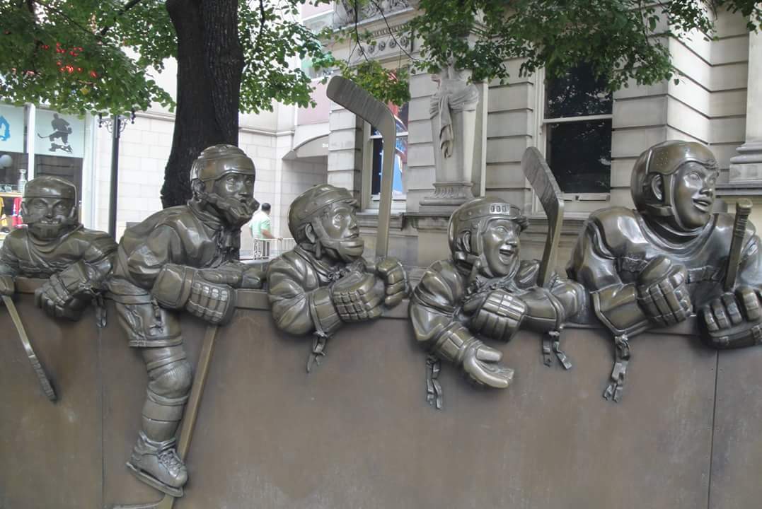 Sculpture de joueurs de hockey
