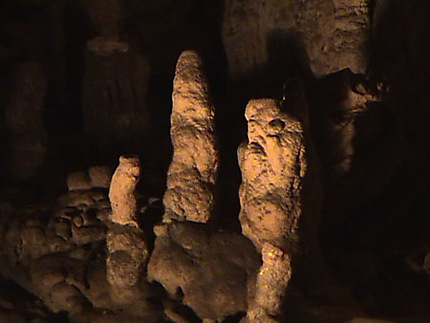 Stalagmites des Grotte des Moidons à Molain
