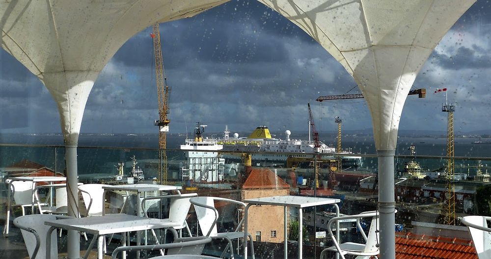 Terrasse sous la pluie