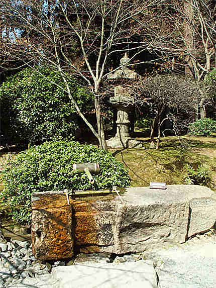 Lanterne et fontaine japonaise