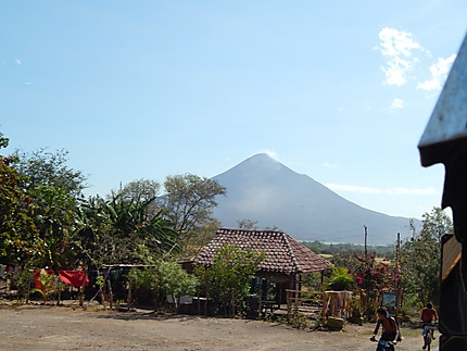Volcan omotombo le 2 mars 2016 à 8 h 30