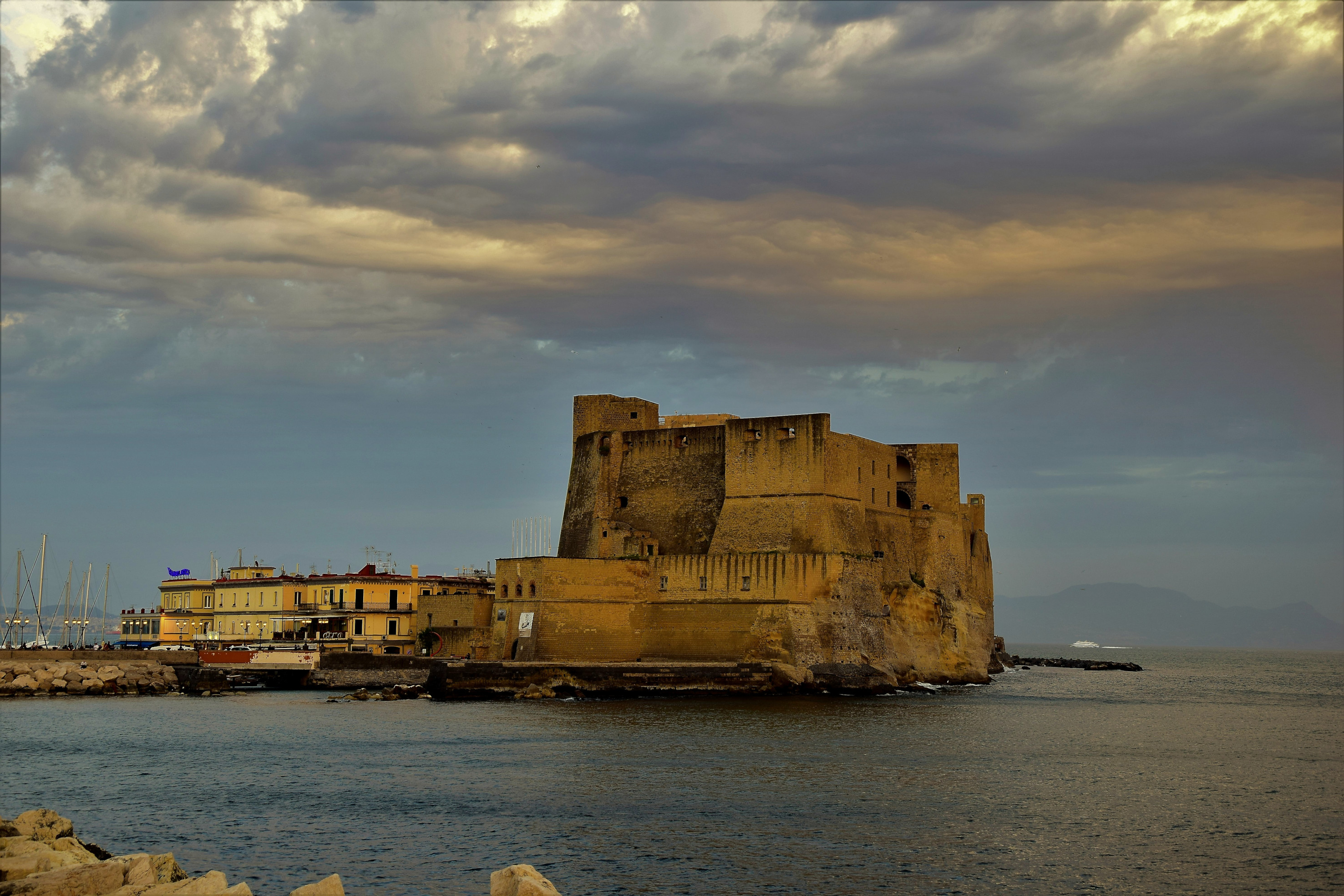 Castel dell'Ovo à la tombée du jour, Naples Castel dell'Ovo à la tombée du jour, Naples