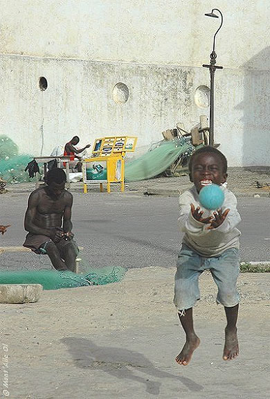 Gamin dans la rue à Saltpond Gamin dans la rue à Saltpond