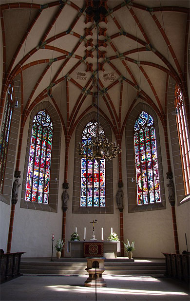 L'autel de l'église Saint-Georges L'autel de l'église Saint-Georges