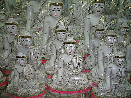 Bouddhas de marbres en vente aux abords du Palais de Mandalay