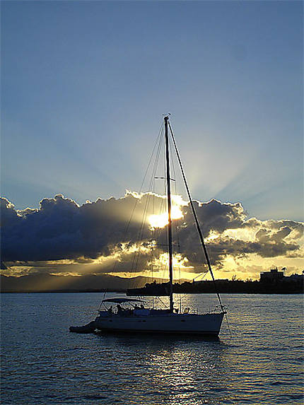 Un bateau et son coucher de soleil