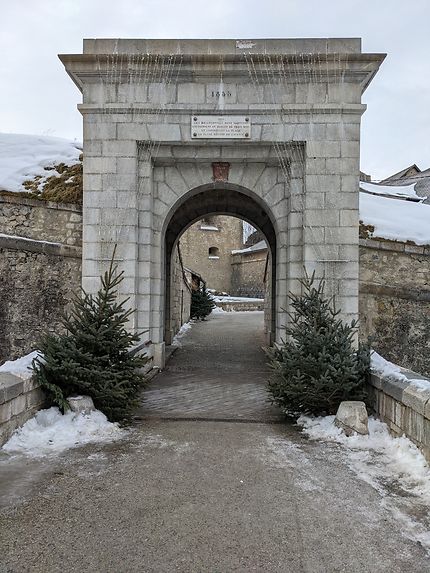 Passer sous la porte