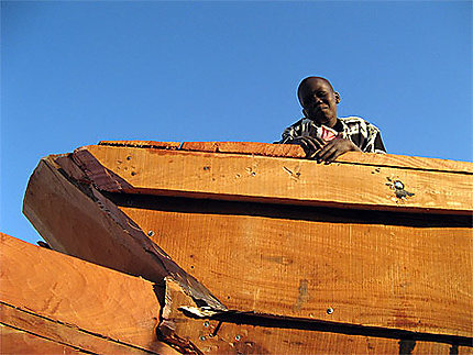 Enfant sur une pirogue en construction