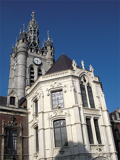 Le beffroi et la chapelle St Michel Le beffroi et la chapelle St Michel