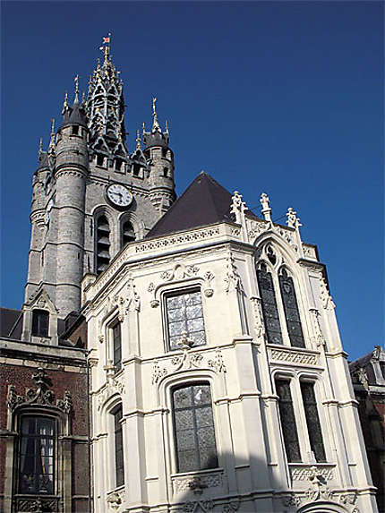 Le beffroi et la chapelle St Michel