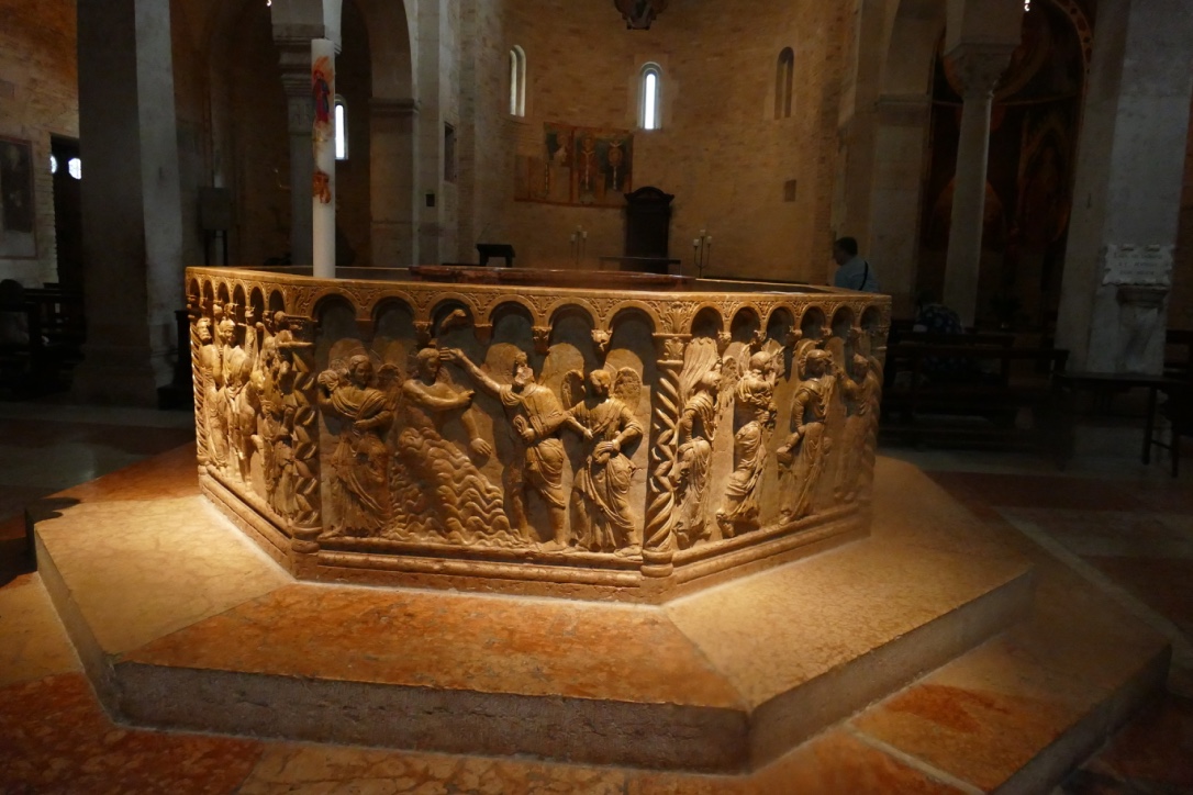 Baptistère de la Cathédrale Santa Maria Matricolar Baptistère de la Cathédrale Santa Maria Matricolar