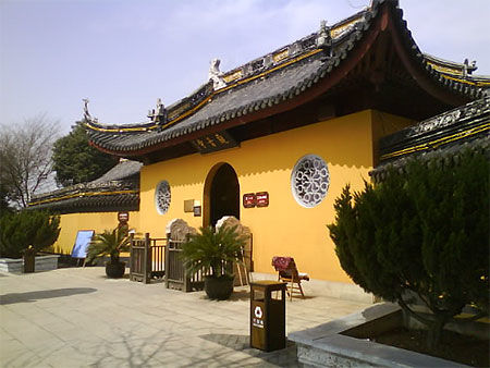 Entrée et mur d'enceinte d'un temple bouddhiste