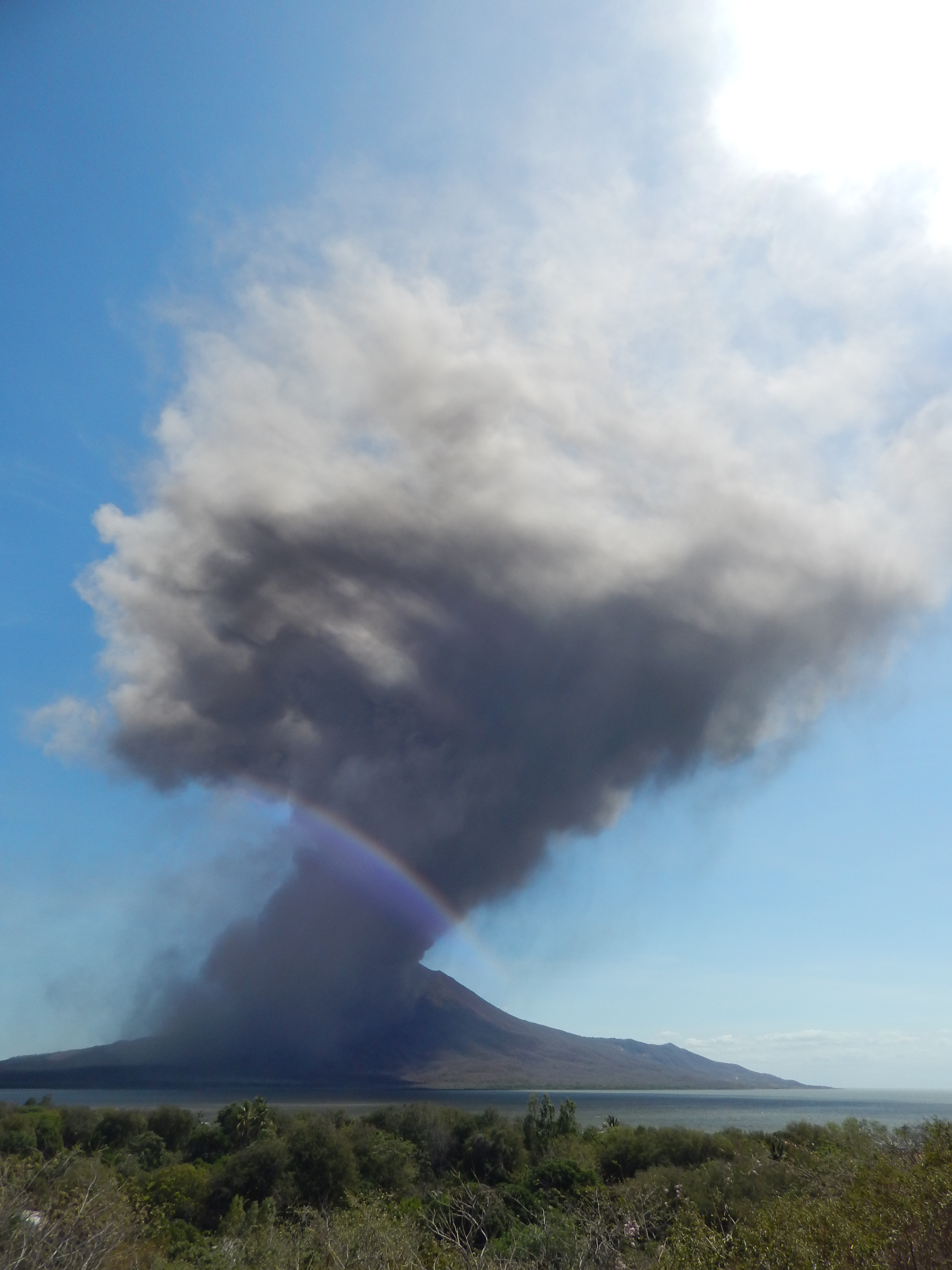 Eruption volcanique du 2/03/2016 - Arc en ciel Eruption volcanique du 2/03/2016 - Arc en ciel