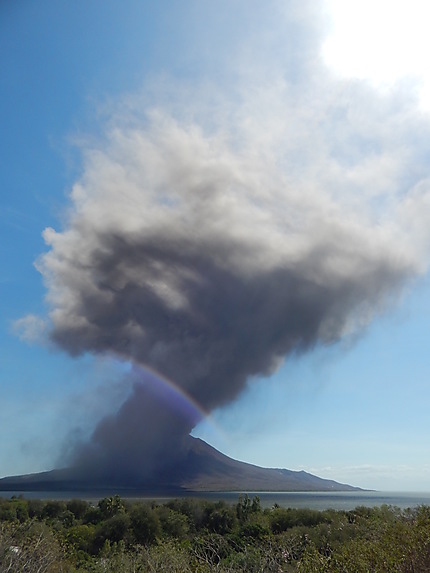 Eruption volcanique du 2/03/2016 - Arc en ciel
