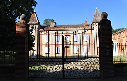 Le Château de la Bessanne et sa jolie entrée.