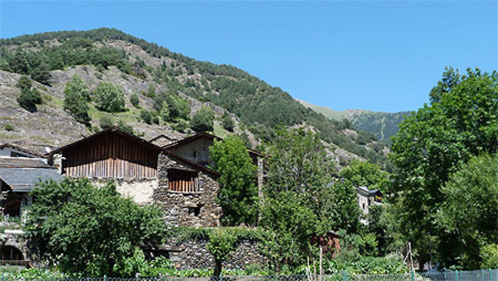 Ordino, pierres et verdure