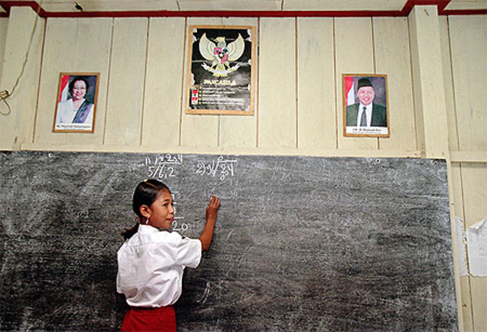 Elève bajau au tableau