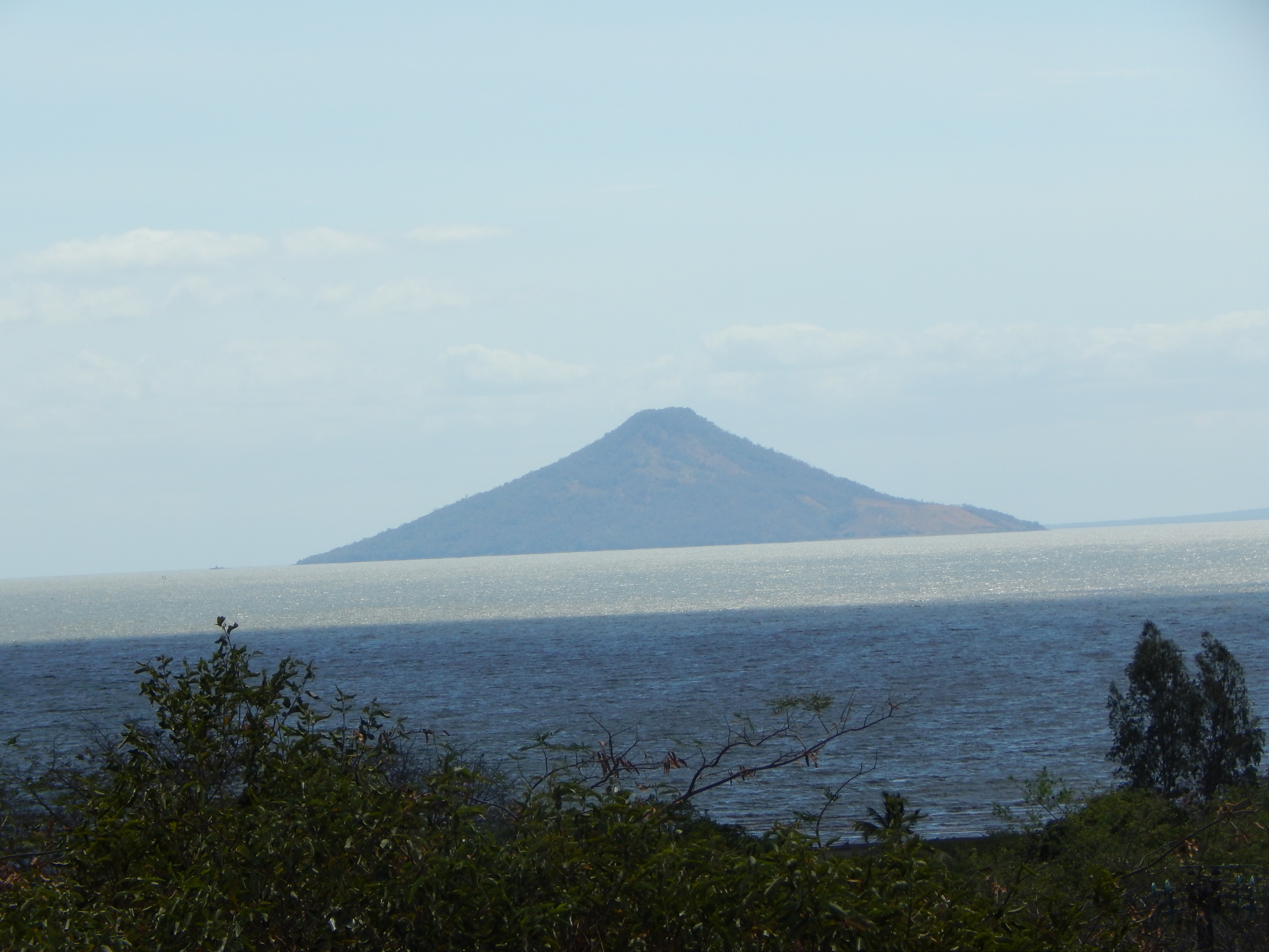 Volcan Momotombito, petit frère du Momotombo Volcan Momotombito, petit frère du Momotombo