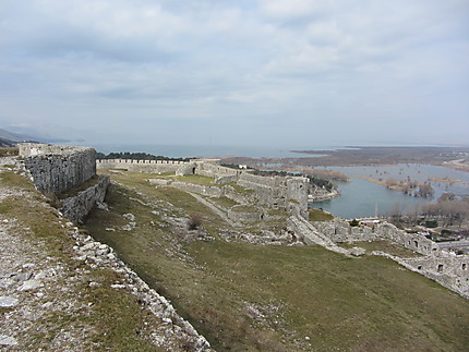Château de Shkoder dominant le lac