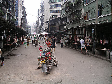 Etals de bouchers dans les rues de Yibin
