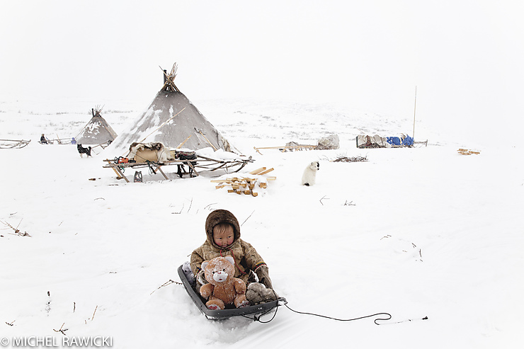 Jeune nenet de la Péninsule de Yamal et son nounours, Russie