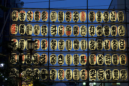 Lanternes dans le quartier d'Asakusa
