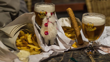 Table belge: bière, frites et fricadelles 