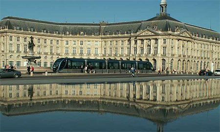 Place de la Bourse, le tramway et le Miroir d'eau à Bordeaux